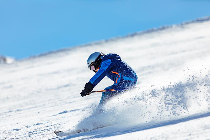 新雪季开启！新手也能放心冲的滑雪安全指南