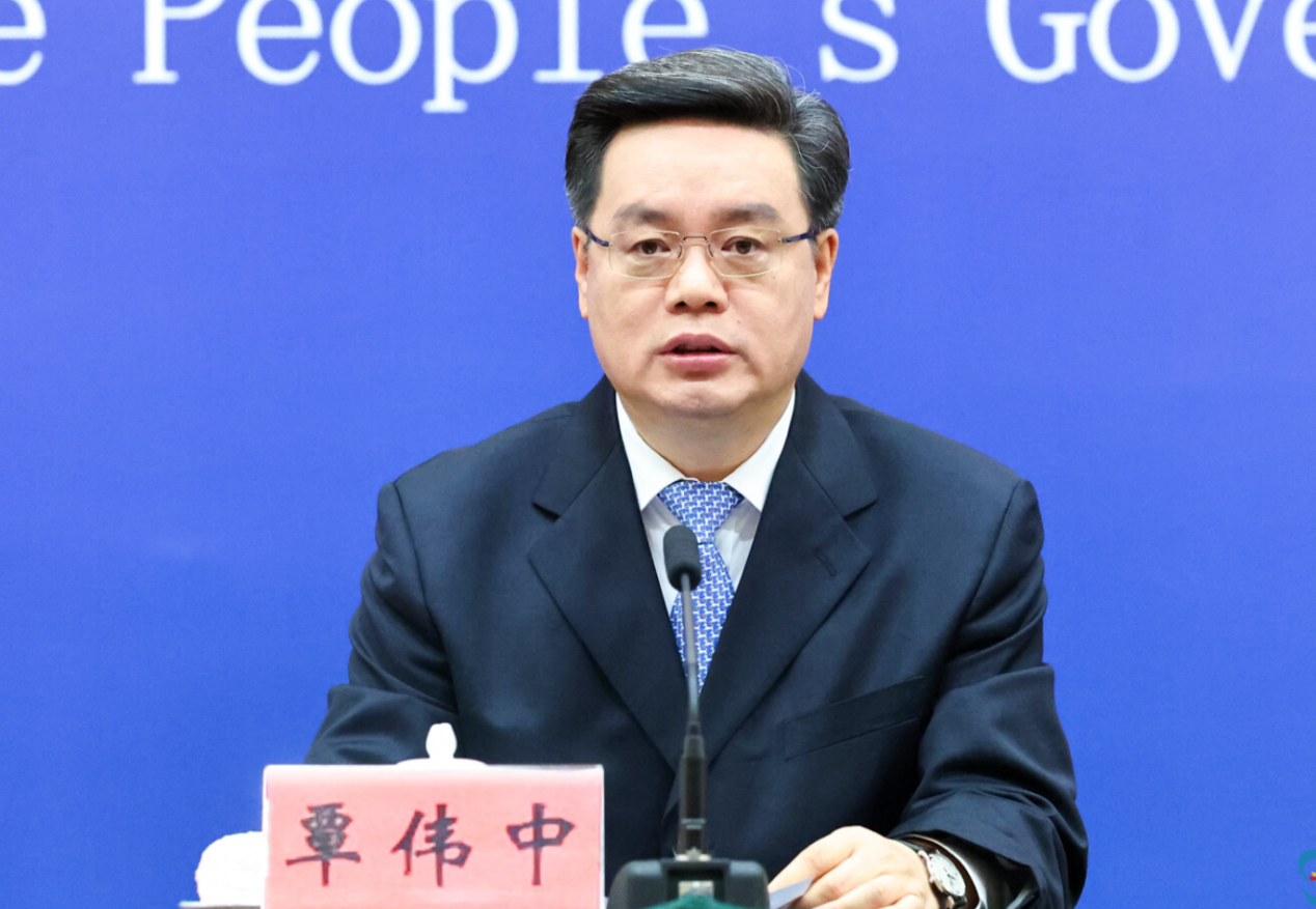 深圳市委副书记、市长覃伟中。