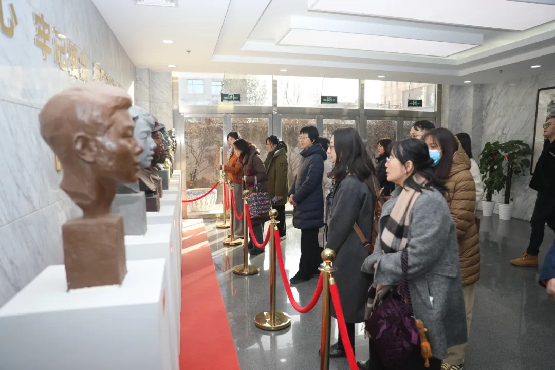 共同瞻仰为新中国纪录电影事业牺牲的烈士雕像