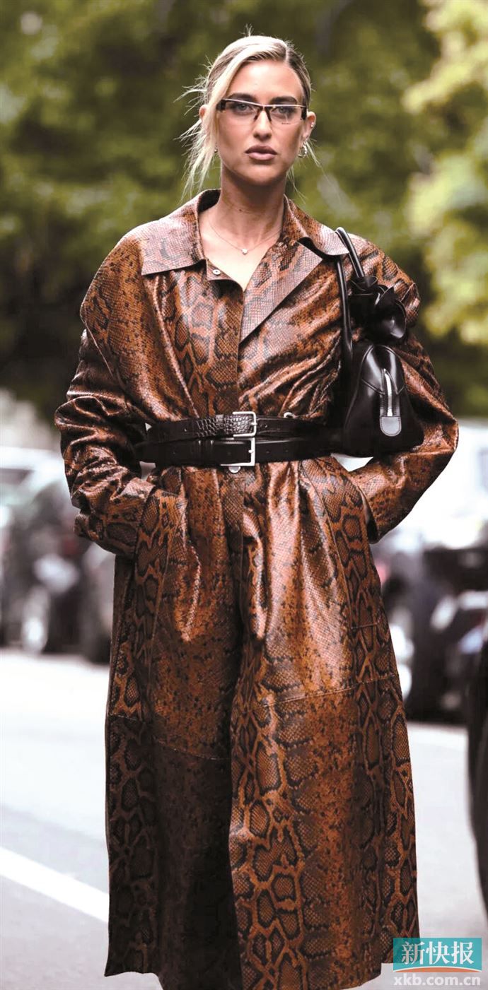 同色系但不同纹理或质感的腰带叠戴更显高级，还能打破造型的沉闷感。