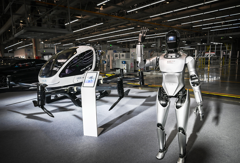 长安汽车数智工厂，长安汽车人形机器人、飞行汽车展品在此展示。记者 张锦辉 摄