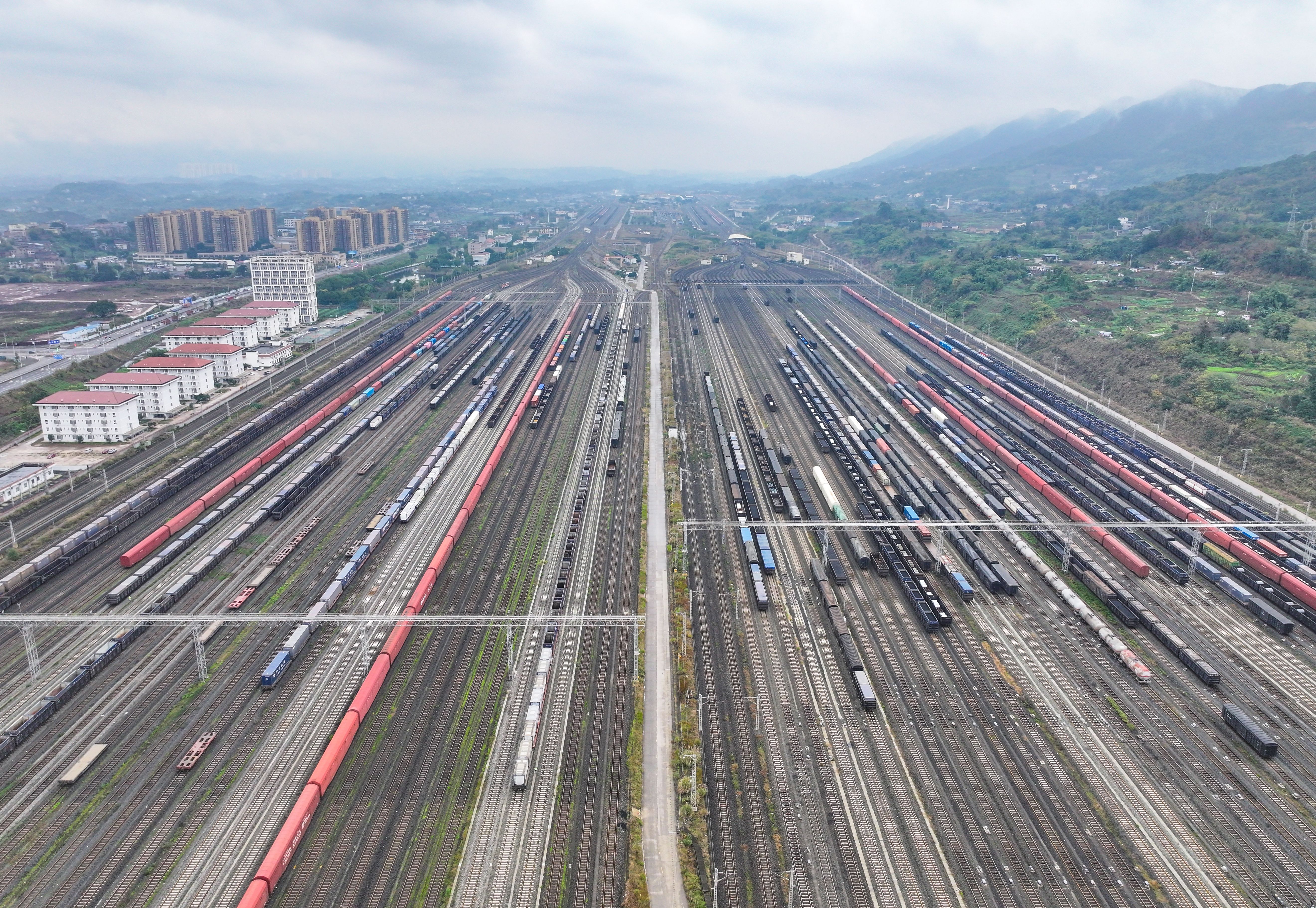 2026年1月1日，位于沙坪坝区的兴隆场编组站一片忙碌景象。满载&ldquo;重庆造&rdquo;电子产品、智能装备及汽摩零部件的集装箱班列奔赴欧洲。通讯员 郭晋 摄 