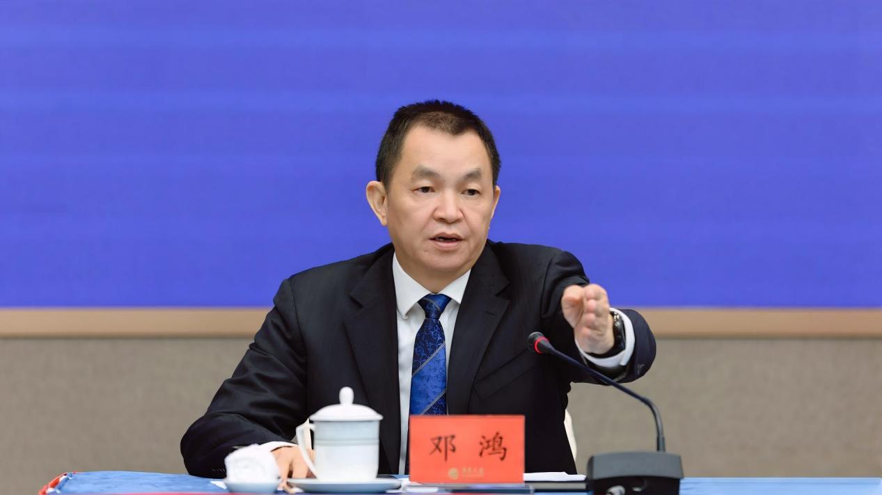 广东省人民政府新闻办公室副主任邓鸿。