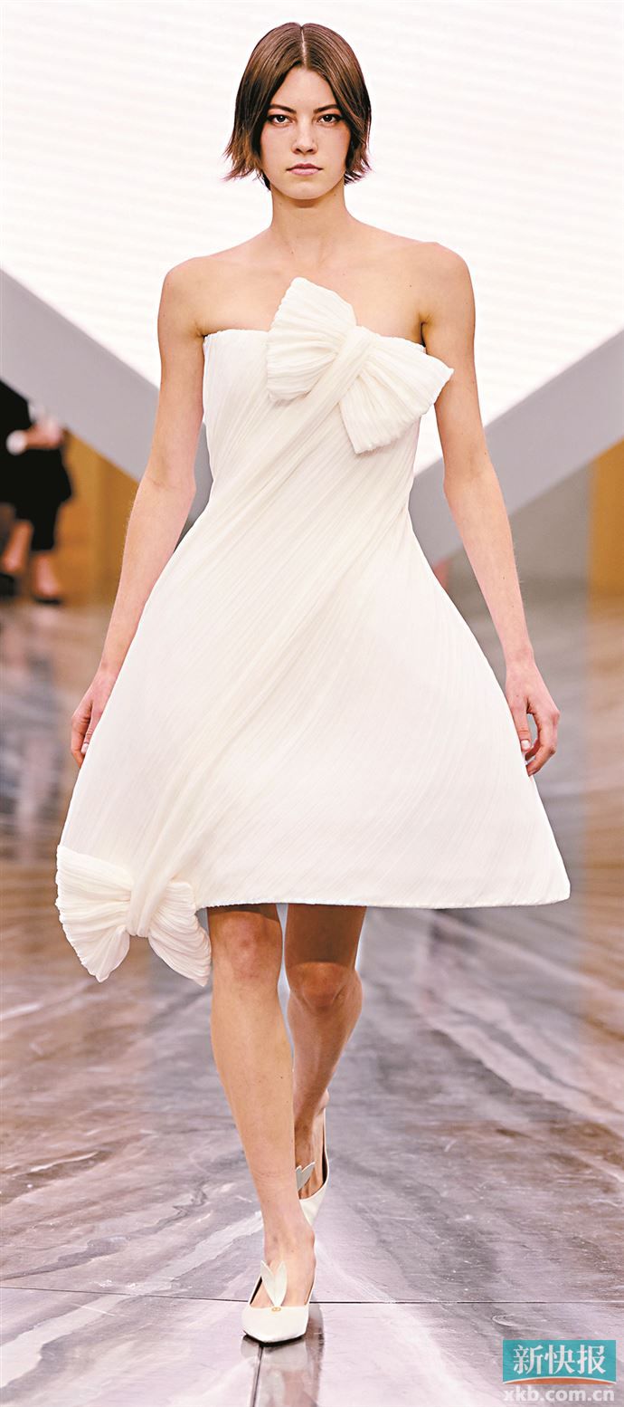 褶皱让服装呈现富有层次的肌理感，营造原始且天然的手工温度，与&ldquo;云上舞白&rdquo;更贴近自然的气质相呼应。