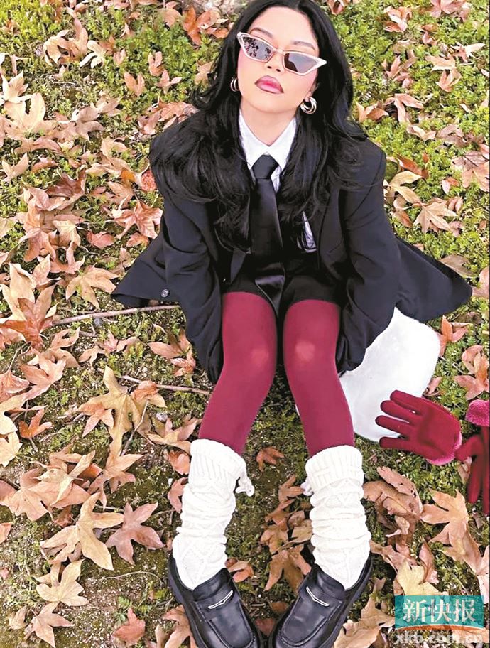 连裤袜外再套上袜套或短袜叠穿，御寒之余令脚部更有立体感，时尚度立升。