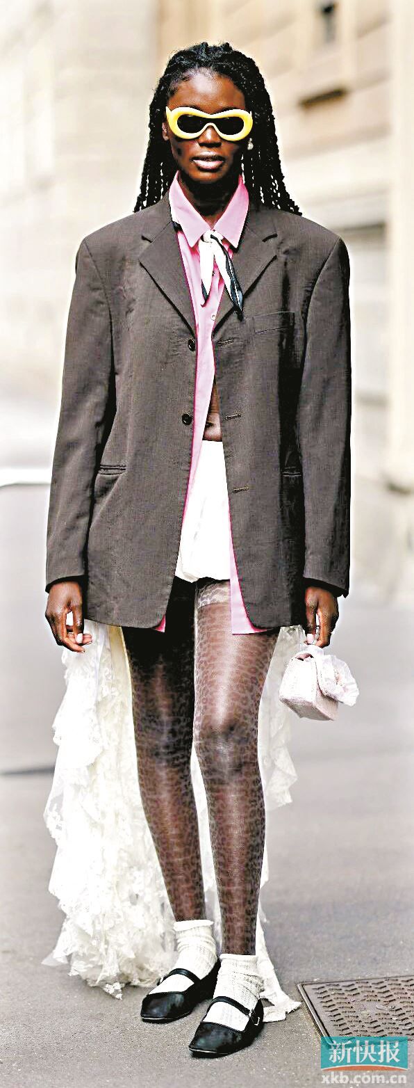 豹纹、蛇纹等经典纹样经弱化处理后，少了几分张扬，多了几分高级。