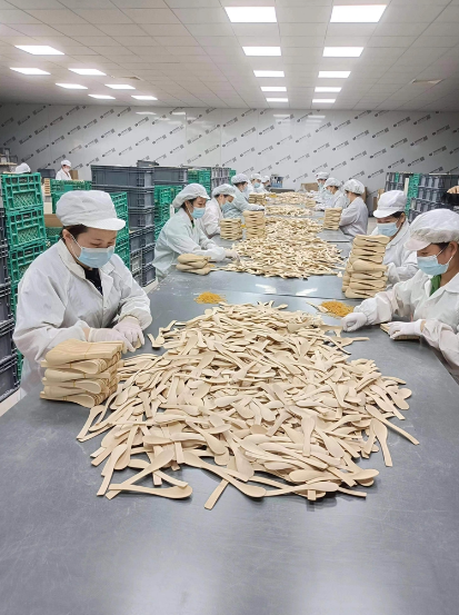 恒裕竹木一次性航空竹制餐具挑选车间