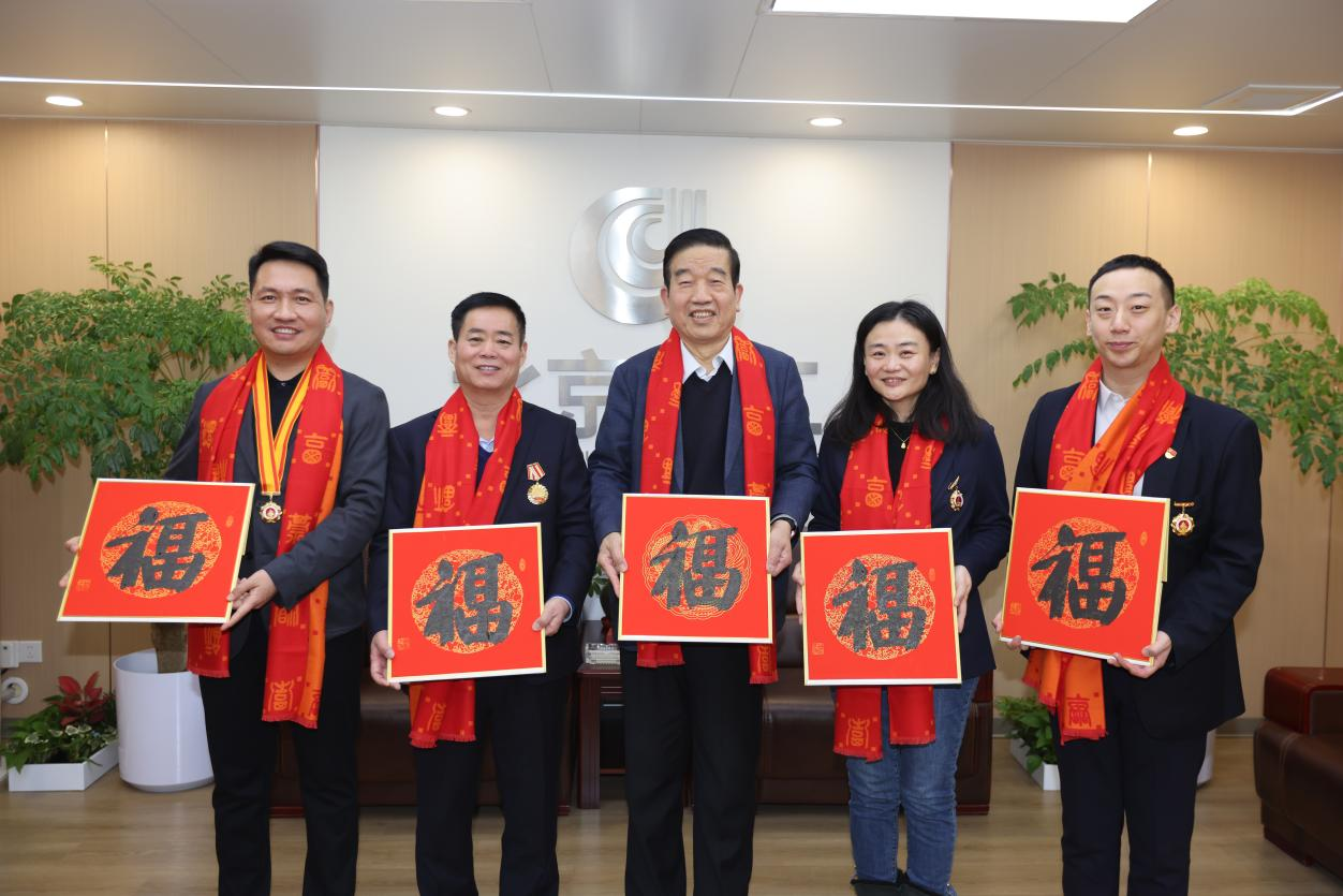 苏士澍向劳模先进代表送福