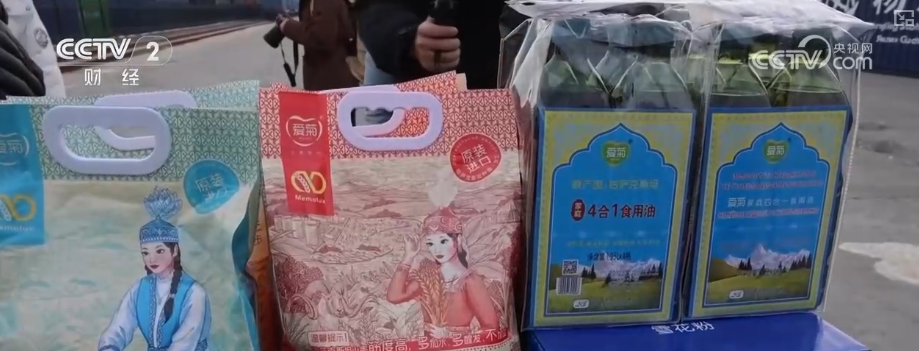 货架上的中亚美味从“厂门到厂门”直达 装满百姓采购年货“购物车”