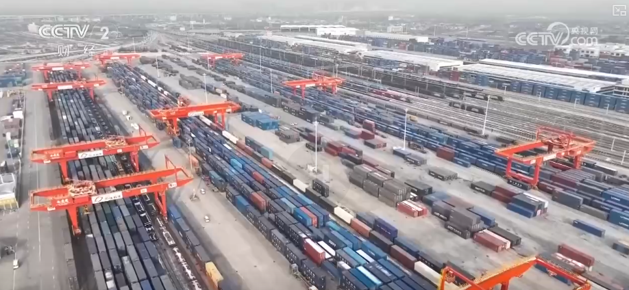 货架上的中亚美味从“厂门到厂门”直达 装满百姓采购年货“购物车”