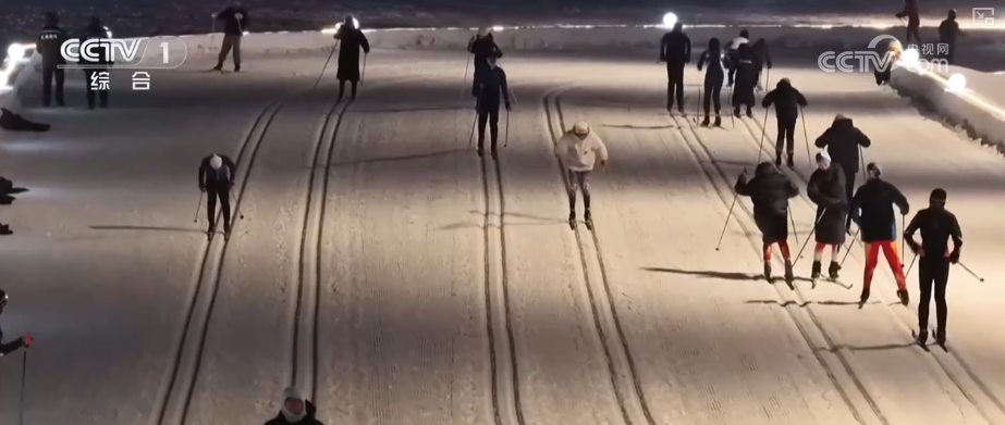 “家门口”冰雪运动激发消费新需求 冰雪经济为消费市场注入强劲“热”活力