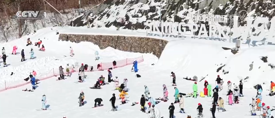“家门口”冰雪运动激发消费新需求 冰雪经济为消费市场注入强劲“热”活力