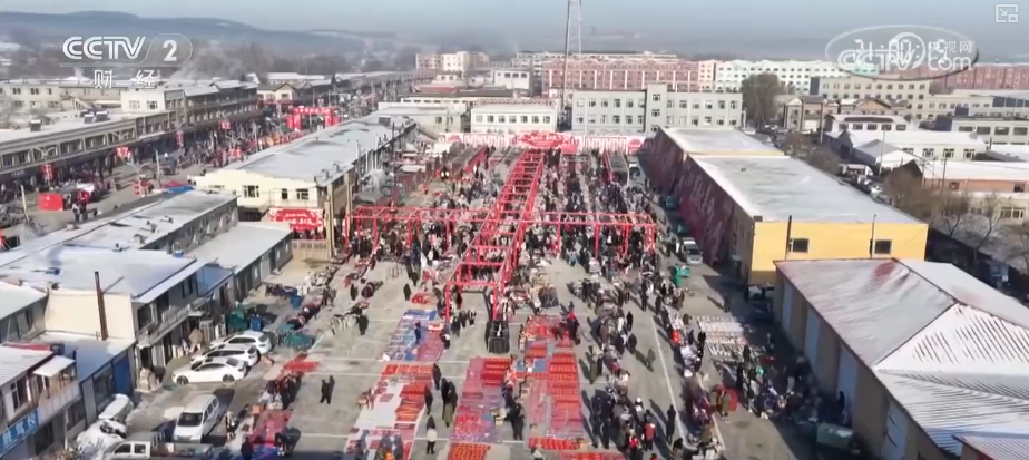 百年大集出圈圈粉海外游客 特色年货走俏“小而美”创新品类拓宽消费新场景