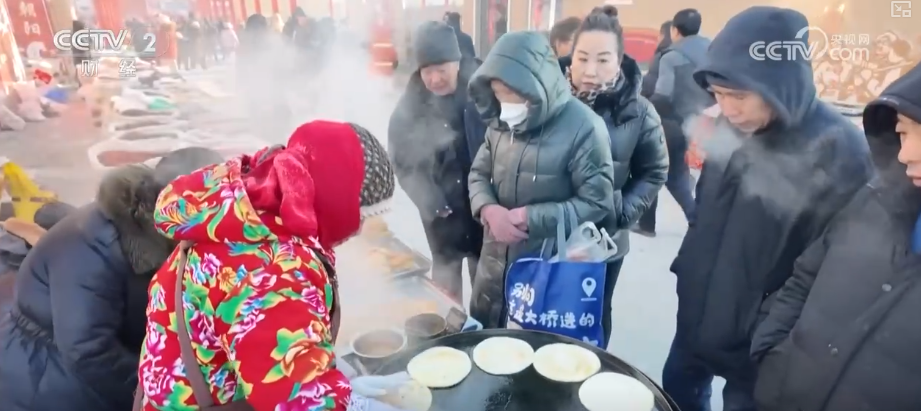 百年大集出圈圈粉海外游客 特色年货走俏“小而美”创新品类拓宽消费新场景