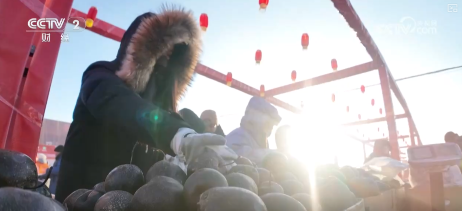 百年大集出圈圈粉海外游客 特色年货走俏“小而美”创新品类拓宽消费新场景