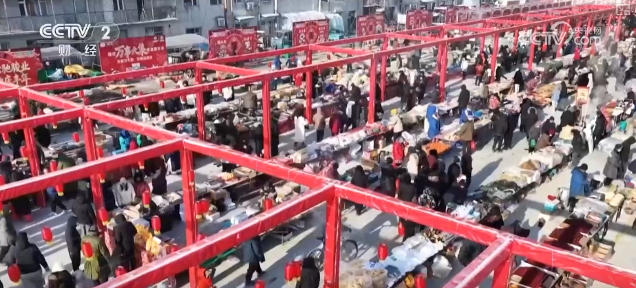 百年大集出圈圈粉海外游客 特色年货走俏“小而美”创新品类拓宽消费新场景