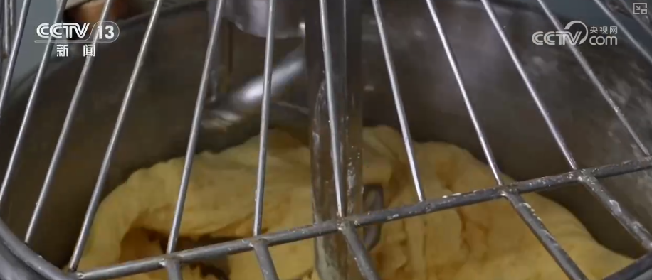 消费市场开启“年味模式” 传统美食改良焕新老味道开辟新商机