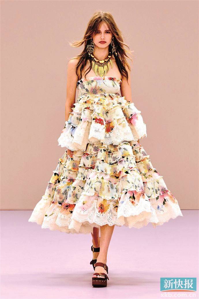 大量应用的花边和层叠荷叶边，如藤蔓一般为裙装织就浪漫肌理。