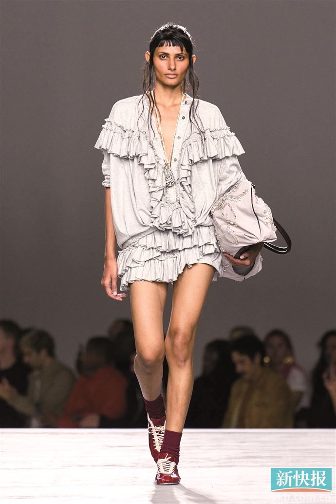 利落的现代版型与大廓形荷叶边相搭，打造兼具古典与现代风格的时尚张力。