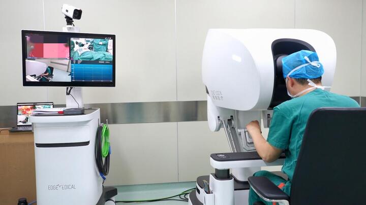 江苏省肿瘤医院手术室内，杨杰手术中