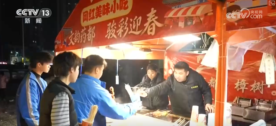 多彩集市透着浓浓年味藏着经济活力 品质升级助力“年经济”焕彩焕新