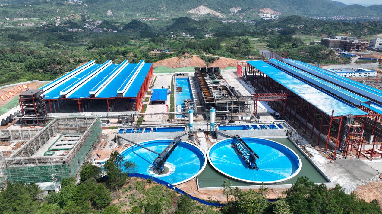 溆浦硅砂企业（溆浦县融媒体中心 供图）