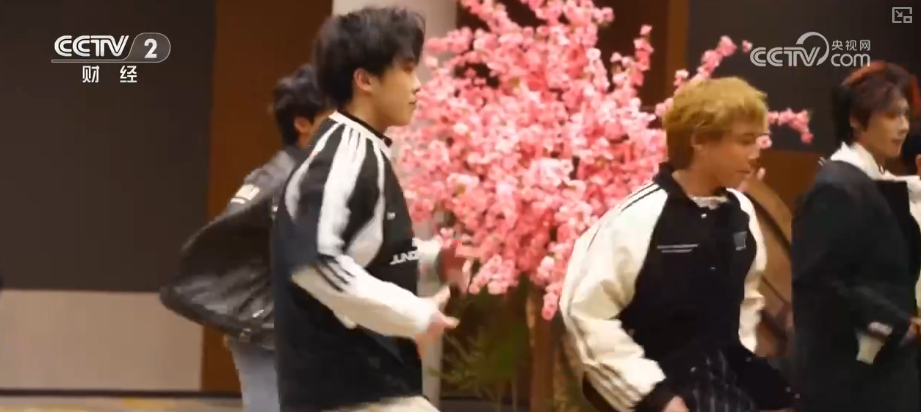 “村戏大联欢”非遗过大年 多元文化表达添彩新年文化市场新图景