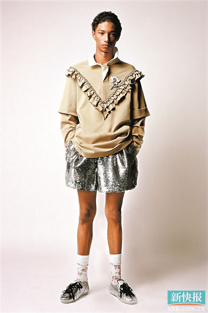 传统学院符号与复古宫廷元素混搭，营造整体造型穿搭的柔美浪漫氛围。