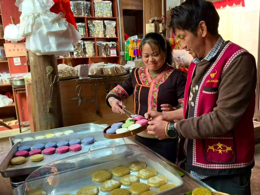 2026年1月27日，云南省腾冲市清水镇司莫拉佤族村村民李发顺夫妇正在为游客打包大米粑粑。