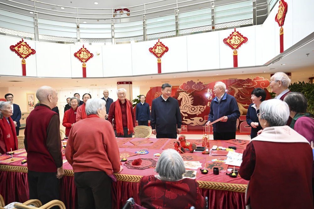 &emsp;&emsp;2月9日至10日，中共中央总书记、国家主席、中央军委主席习近平在北京考察并看望慰问基层干部群众。这是10日上午，习近平在西城区&ldquo;吾老&middot;新街&rdquo;养老服务街区银龄老年公寓考察时，同老人们亲切交流。