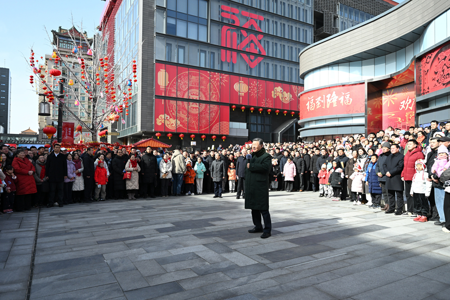 &emsp;&emsp;2月9日至10日，中共中央总书记、国家主席、中央军委主席习近平在北京考察并看望慰问基层干部群众。这是10日上午，习近平在东城区隆福寺街区考察时，向全国各族人民和香港同胞、澳门同胞、台湾同胞、海外侨胞致以美好的新春祝福。