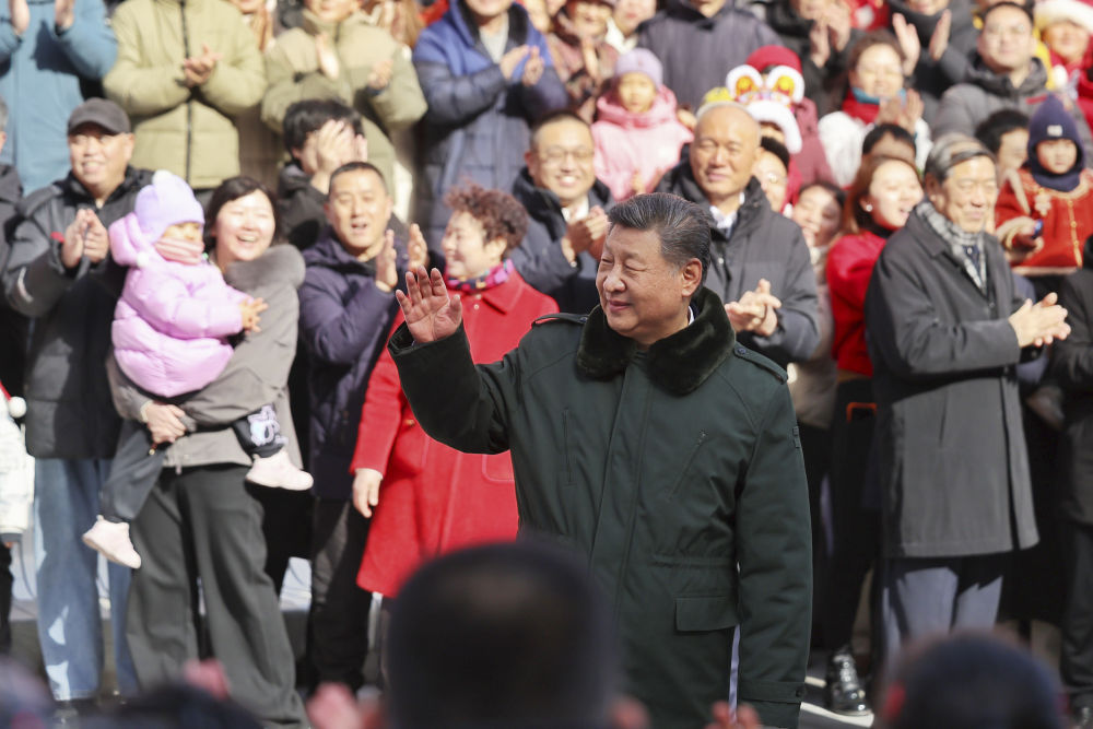 &emsp;&emsp;2月9日至10日，中共中央总书记、国家主席、中央军委主席习近平在北京考察并看望慰问基层干部群众。这是10日上午，习近平在东城区隆福寺街区考察时，向现场群众挥手致意。