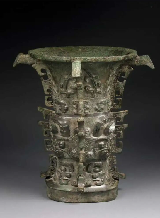 关中地区位于陕西中部的渭河平原，号称&ldquo;八百里秦川&rdquo;，是中华文明的重要发祥地之一。从仰韶时代彩陶文化的绚丽多彩、西周青铜文明的熠熠生辉到秦汉隋唐的文化大一统传统，从古丝绸之路的文化交流到儒、释、道的思想会通，从&ldquo;民胞物与&rdquo;的关学创立到市民文化的繁荣再到红色文化的熔铸，关中文化与时偕行，推动中华文明辉光日新。图为何尊。 陕西省委宣传部供图