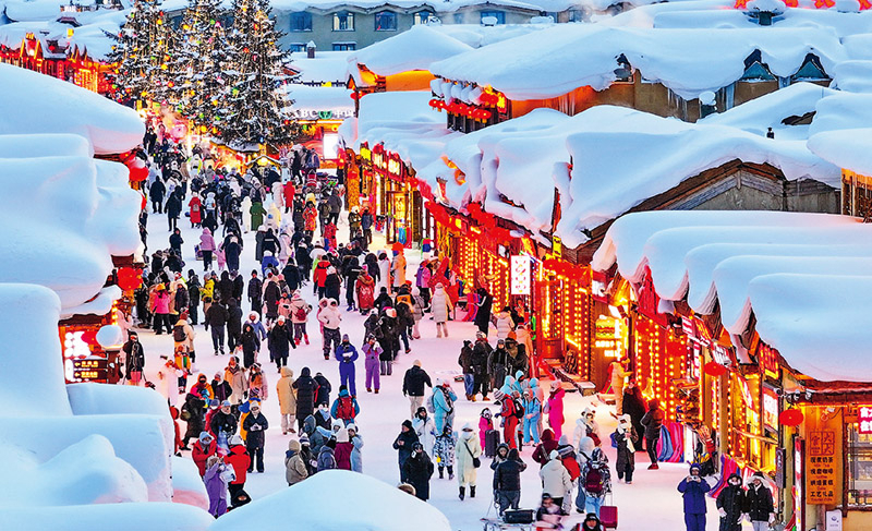 服务消费，一头连着经济，一头连着民生，涵盖餐饮住宿、养老托育、文娱旅游、教育体育、健康服务等领域。2025年，我国居民人均服务性消费支出占居民人均消费支出的比重为46.1%，体现了居民消费从商品消费为主向商品消费和服务消费并重转变。图为2026年1月17日，游客在黑龙江省牡丹江市的&ldquo;中国雪乡&rdquo;景区游玩。