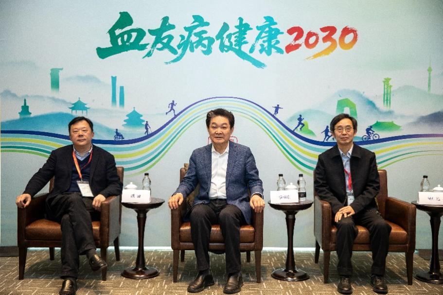 从左到右依次为中华医学会血液学分会主任委员、华中科技大学同济医学院附属协和医院血液病学研究所所长胡豫教授，中国罕见病联盟执行理事长李林康，中国医学科学院血液病医院（血液学研究所）临床首席专家杨仁池教授