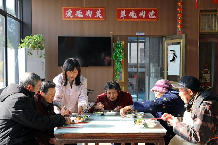 &emsp;&emsp;2025年12月28日，护理人员在江苏省海安高新区隆政街道德兴村亲上亲养老小院照顾老人用餐。