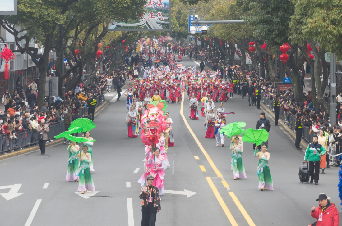 余姚阳明故里幸福年&ldquo;最炫民族风&rdquo;元宵巡游活动（图片来源：余姚市委宣传部）