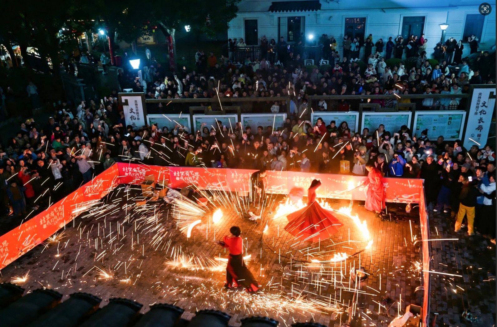 舟山市普陀区元宵火艺表演（图片来源：舟山市委宣传部）