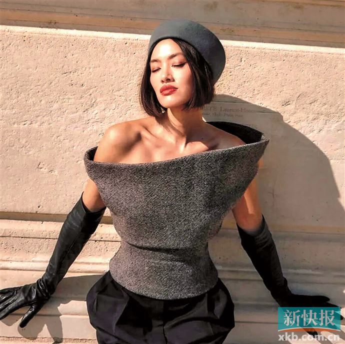 圆盒帽能与拥有夸张廓形的单品形成呼应，打造精致又高级的优雅造型。