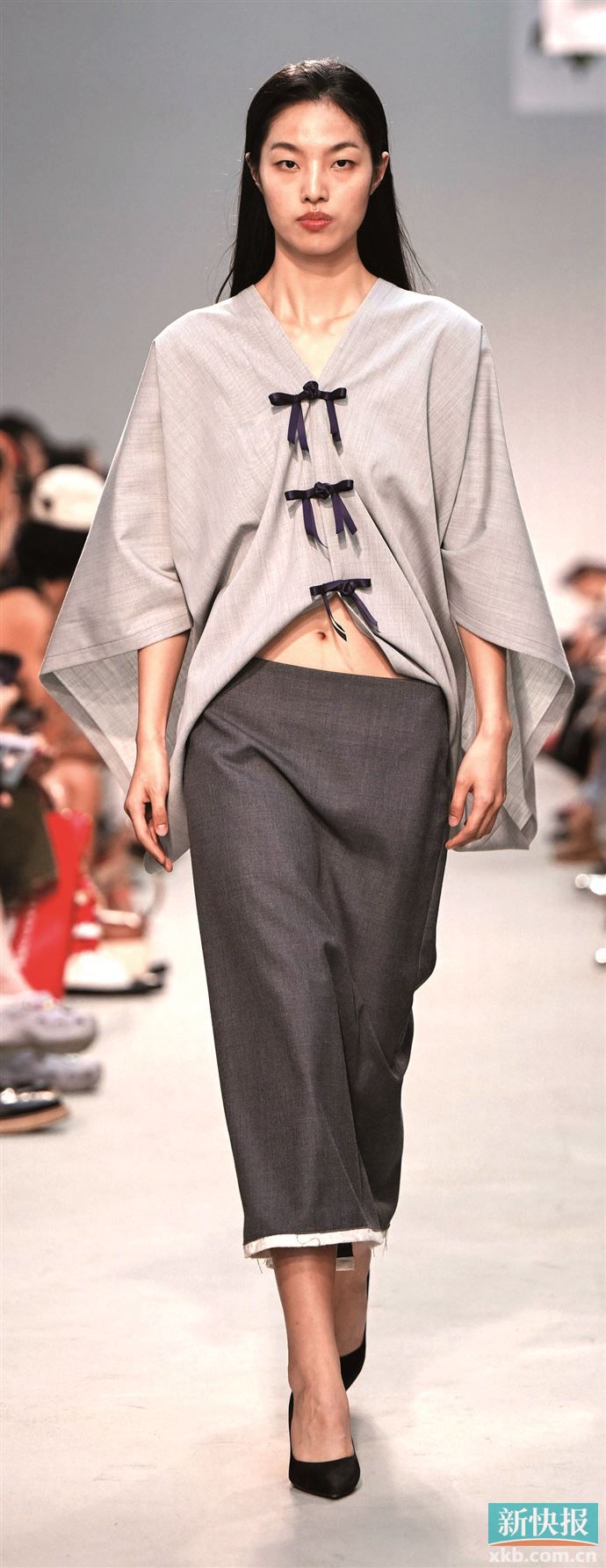 立领设计也融合进现代版型的夹克，中式雅致与西式休闲完美融合。