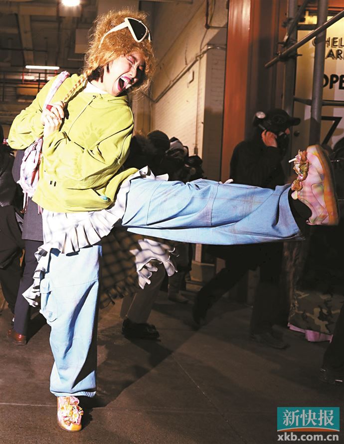 嫩芽绿搭配冷调中性色如浅蓝、浅紫，可中和嫩芽绿的柔和，增添清新元气。