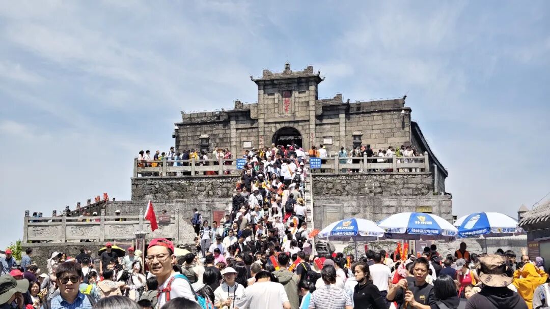 南岳祝融峰人潮如织。（南岳区文旅广体局 供图）