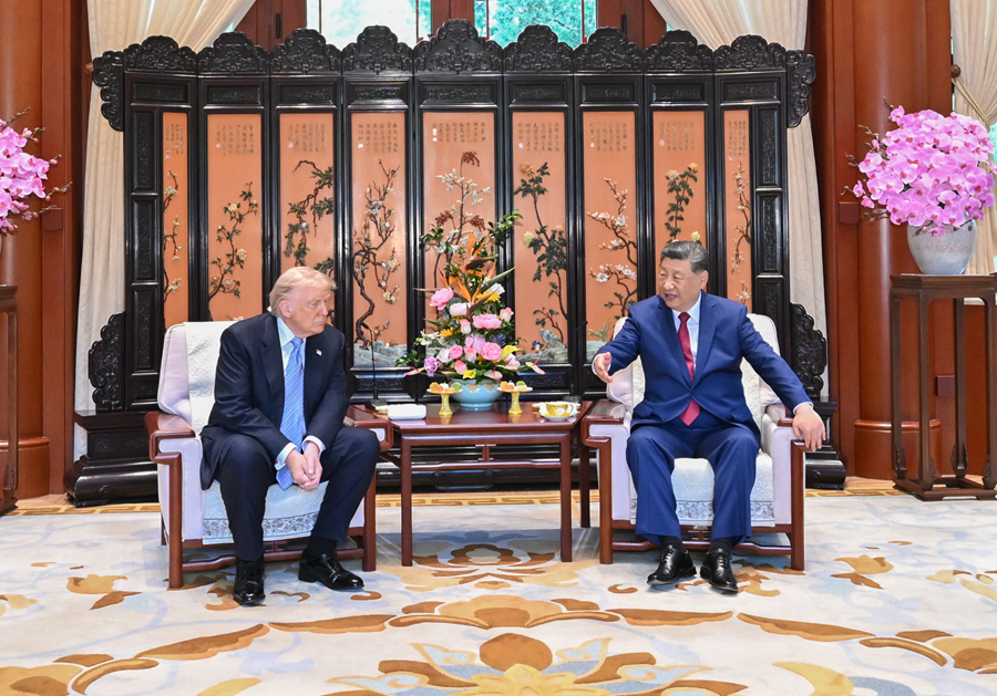 5月15日上午，国家主席习近平在中南海同美国总统特朗普举行小范围会晤。