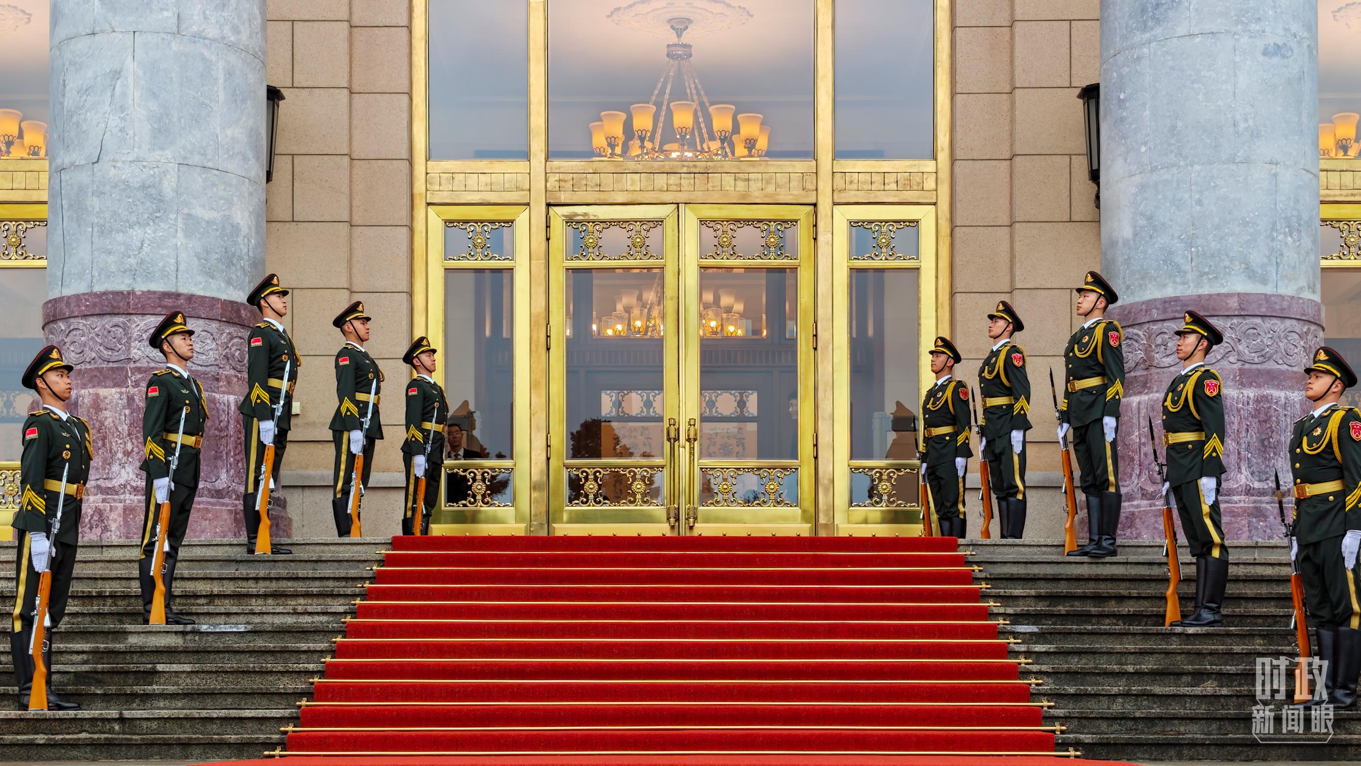 △礼兵与红毯，人民大会堂。（总台央视记者张垚拍摄）