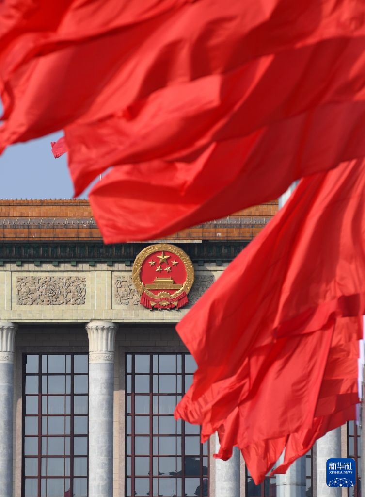 2017年10月24日，中国共产党第十九次全国代表大会闭幕会在北京人民大会堂举行。这是天安门广场红旗招展。