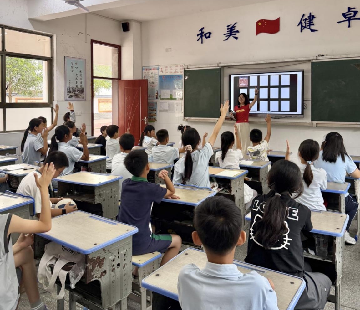 同学们在课堂上踊跃发言