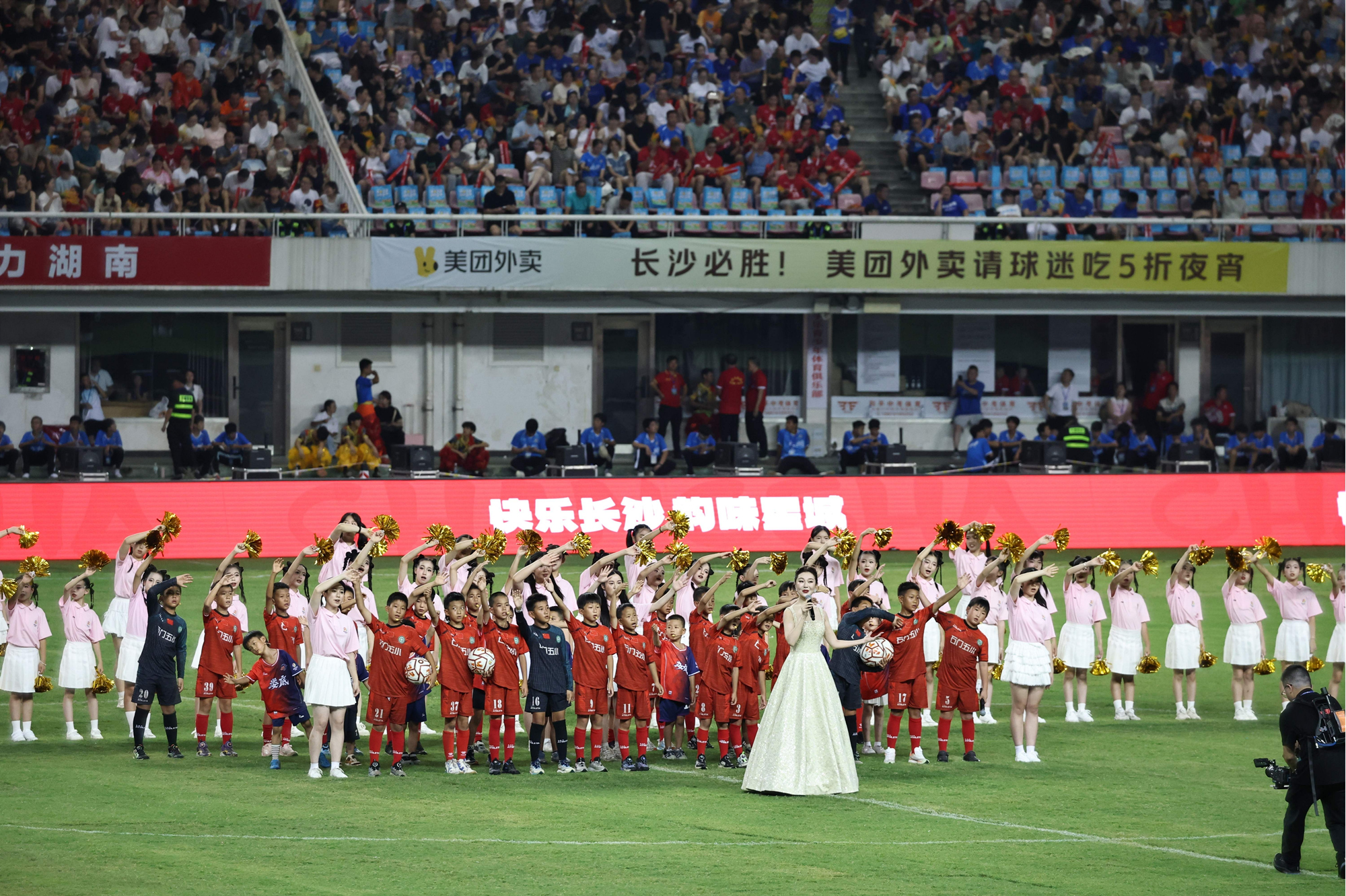 常德石门五小足球队亮相开幕式（胡旻/摄）