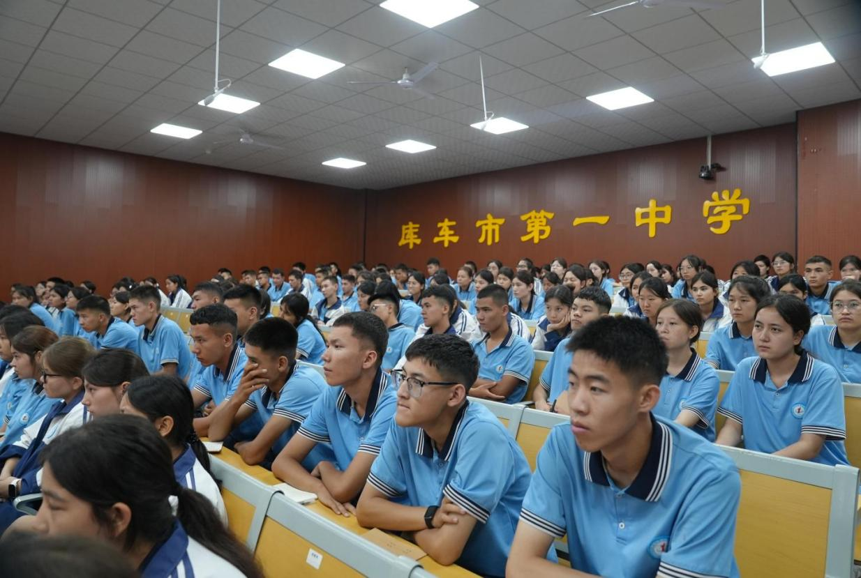学生们认真聆听宣讲