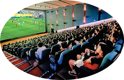 首都电影院西单店直播2026年美加墨世界杯决赛，座无虚席。首都电影院供图