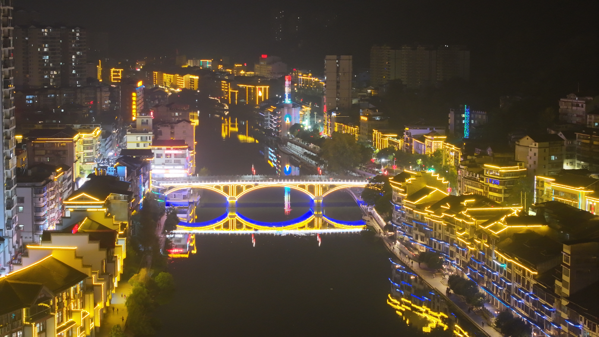改造后的绥宁县长铺大桥夜景（邓钊/摄）